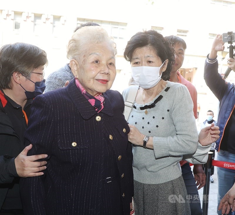 圖為前台北市長柯文哲的母親何瑞英（前左）、妻子陳佩琪（前右）。（中央社檔案照片）