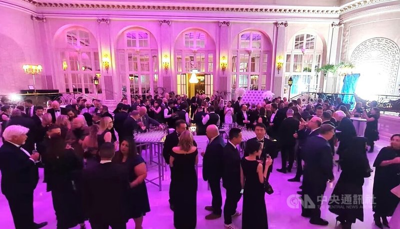 典禮會場有來自數十個國家地區、近250位專業人士和威士忌愛好者出席，品酒並交流。中央社記者陳韻聿倫敦攝　115年3月26日