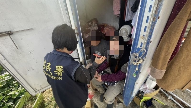 苗栗檢警破獲跨國人口販運的非法仲介集團，涉嫌以農場美女圖吸引泰國籍人士來台非法打工，泰籍人士來台後發現，每天工作16小時並遭苛扣薪資。警方會同移民署逮捕集團14人，並救出7名被害人。（警方提供）中央社記者管瑞平傳真　115年3月26日