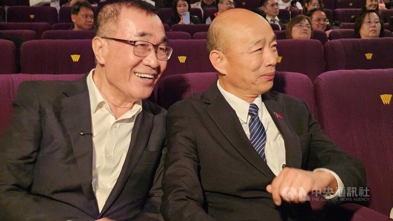 立法院長韓國瑜（右）和國民黨新北市長參選人李四川（左）26日晚間，合體參加電影「超人再起」口碑場首映，互動熱絡。中央社記者王鴻國攝　115年3月26日