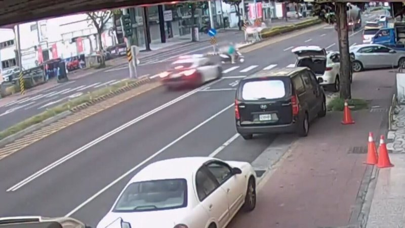 花蓮77歲鍾姓婦人2025年9月17日清晨5時許買菜途中，被超速警車撞飛身亡，案經事故鑑定認定雙方各佔一半肇責，家屬不滿判定結果，認為員警沒有誠心認錯及理賠金額過低等。圖為監視器畫面拍下事發經過。（民眾提供）中央社記者張祈傳真 115年3月26日