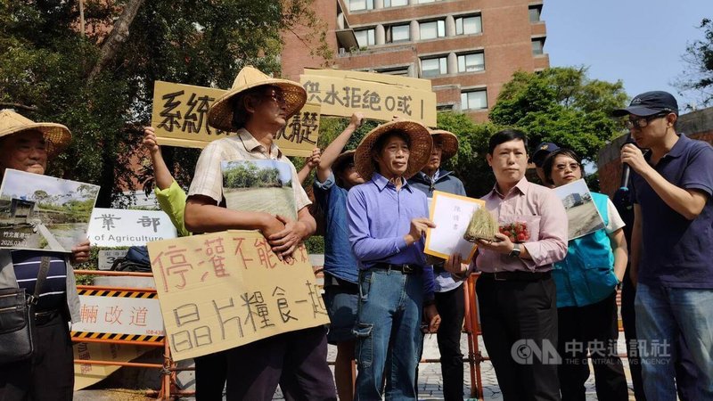 全台水情吃緊，農團與環團等民間團體26日到農業部遞陳情書，指節水措施太倉促，秧苗因斷水而乾裂，呼籲推動智慧節水，農田水利署農田水利管理組長朱志彬（右3）出面代表接受陳情書。中央社記者汪淑芬攝　115年3月26日