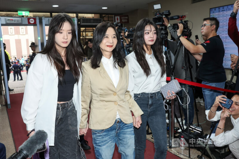 台北地院審理京華城容積獎勵案、民眾黨政治獻金等4大案，於26日下午2時30分宣判。圖為國民黨台北市議員應曉薇（前中）和2個女兒手牽手到庭聽判。中央社記者吳家昇攝　115年3月26日