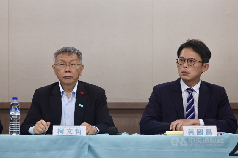 台北地院審理京華城等案，26日一審宣判，前台北市長柯文哲（左）遭判17年徒刑、褫奪公權6年。台灣民眾黨於判決出爐後，在台大國際會議中心舉行記者會，黨主席黃國昌（右）與柯文哲皆出席。中央社記者王飛華攝　115年3月26日