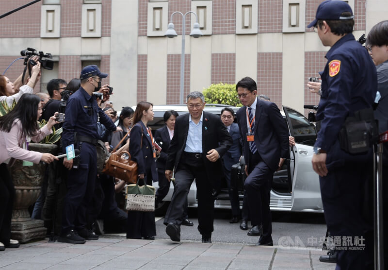 台北地方法院26日審結京華城容積獎勵等案，下午一審宣判，前台北市長柯文哲（中）、民眾黨主席黃國昌（中右）兩人一同到場，步入法院。中央社記者趙世勳攝　115年3月26日