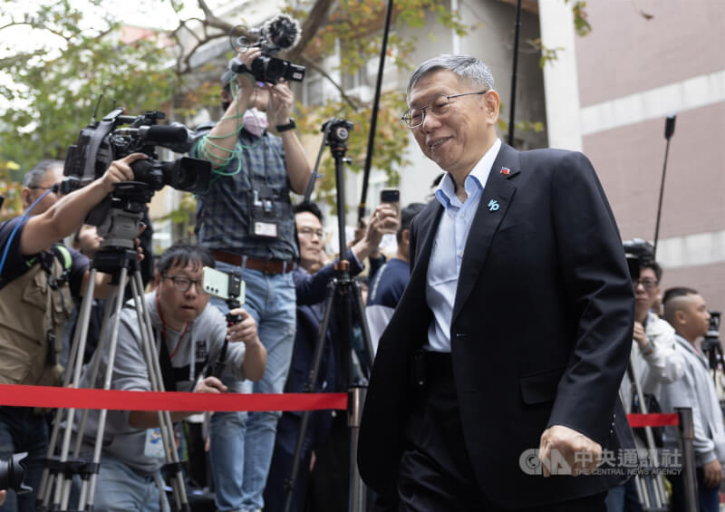 台北地方法院26日下午對京華城、政治獻金等案進行宣判，前台北市長柯文哲（前右）抵達現場。中央社記者趙世勳攝　115年3月26日