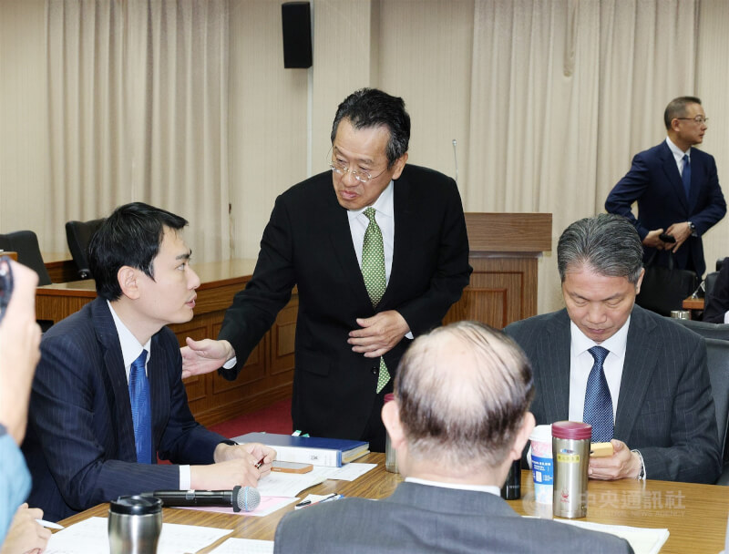 立法院外交及國防、財政委員會26日持續進行聯席會議，併案審查行政院及國民黨團、民眾黨團提出的國防特別條例草案；國防部長顧立雄（中）上午進入會議室與立委們致意。中央社記者郭日曉攝　115年3月26日