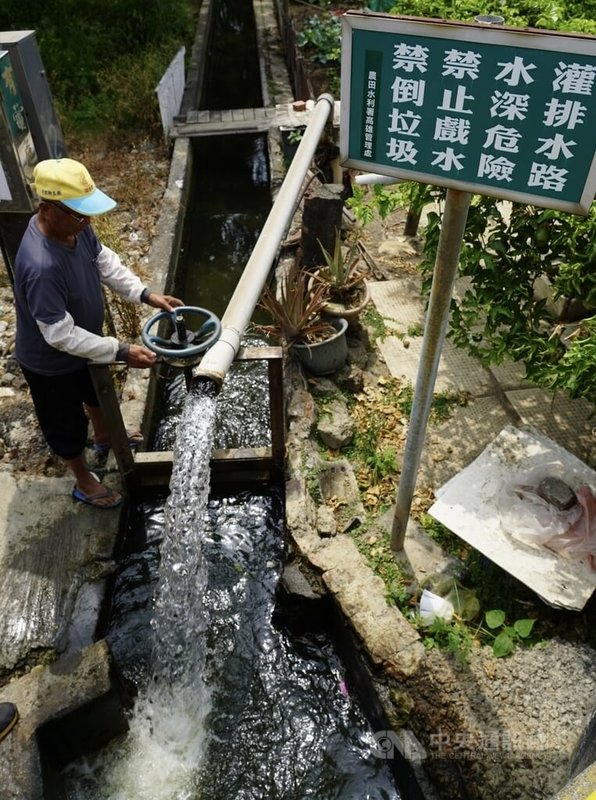 全台水情吃緊，農業部已採取輪流灌溉，並啟用抗旱井與抗旱車。圖為高雄農民過往放水灌溉農地情形。中央社記者董俊志攝　115年3月26日