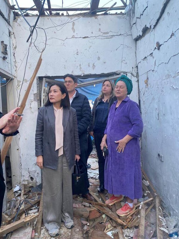 駐以色列代表李雅萍（左）24日走訪以色列城市貝達蒂克法（Petah Tikva）受災家戶。（駐以色列代表處提供）中央社　115年3月26日