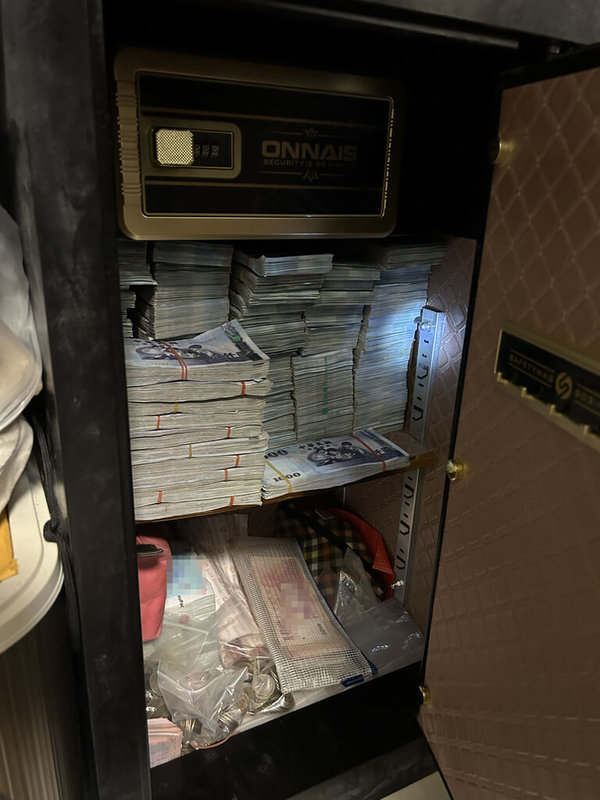 刑事局破獲假投資詐騙及洗錢集團在臉書投放廣告誘騙被害人，並偽造金管會公文要求繳納高額稅金才能出金，再層層洗錢至柬埔寨。警方逮捕蕭姓犯嫌等24人，查扣現金1354萬餘元。（刑事局南打中心提供）中央社記者洪學廣傳真　115年3月26日