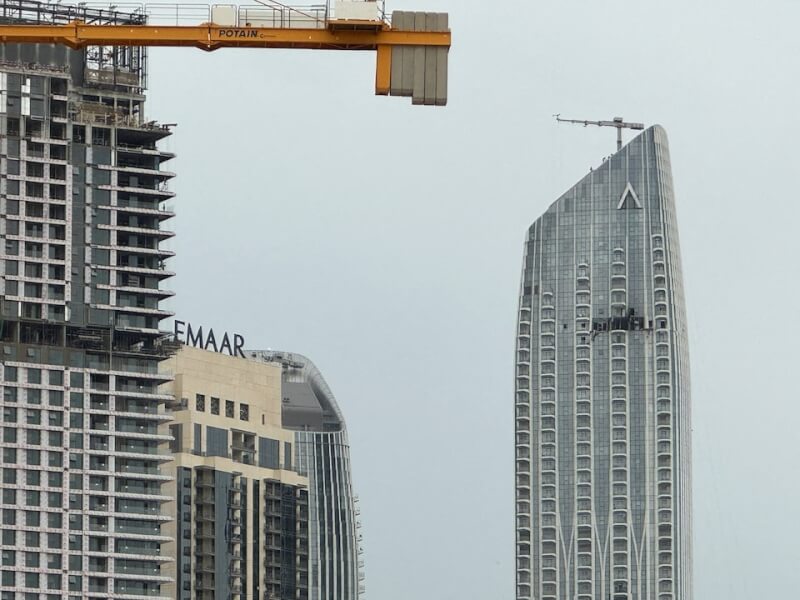 在美國與以色列與伊朗衝突導致杜拜一棟建築物受損。（路透社）