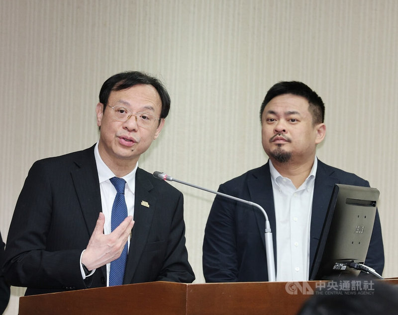 立法院社會福利及衛生環境委員會邀請衛福部長石崇良（左）就「在職照顧者支持體系是否完善、長照3.0服務輸送與長照安排假評估」進行專題報告，並備質詢，右為勞動部長洪申翰。中央社記者郭日曉攝 115年3月26日