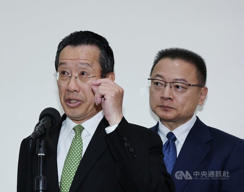 立法院聯席會議25日併案審查國防特別條例草案時，民進黨立委王定宇拋出預算上限「1.25兆-N」提議。國防部長顧立雄（左）26日上午接受媒體聯訪時強調，行政院版的特別條例明定採購的7大項目具有系統性與完整性，所以國防部認為是7大項缺一不可。中央社記者郭日曉攝　115年3月26日