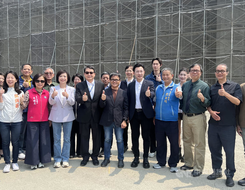 公私合力推動的台中南屯羅布森圖書館26日舉行上梁儀式，立法院副院長江啟臣（前右4）、民進黨立委何欣純（前左3）都出席見證，期待年底開館啟用。中央社記者郝雪卿攝  115年3月26日