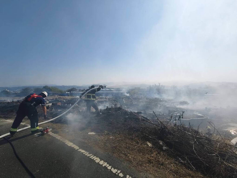 南投縣各鄉鎮市近期已發生逾百件公墓火警，縣府27日呼籲，民眾祭祖掃墓不用火，勿讓消防人員疲於奔命，配合「4不1要」防火原則，除草不用火、不焚燒紙錢、不燃放鞭炮、不亂丟菸蒂、垃圾要帶走。（南投縣政府提供）中央社記者蕭博陽南投縣傳真　115年3月27日