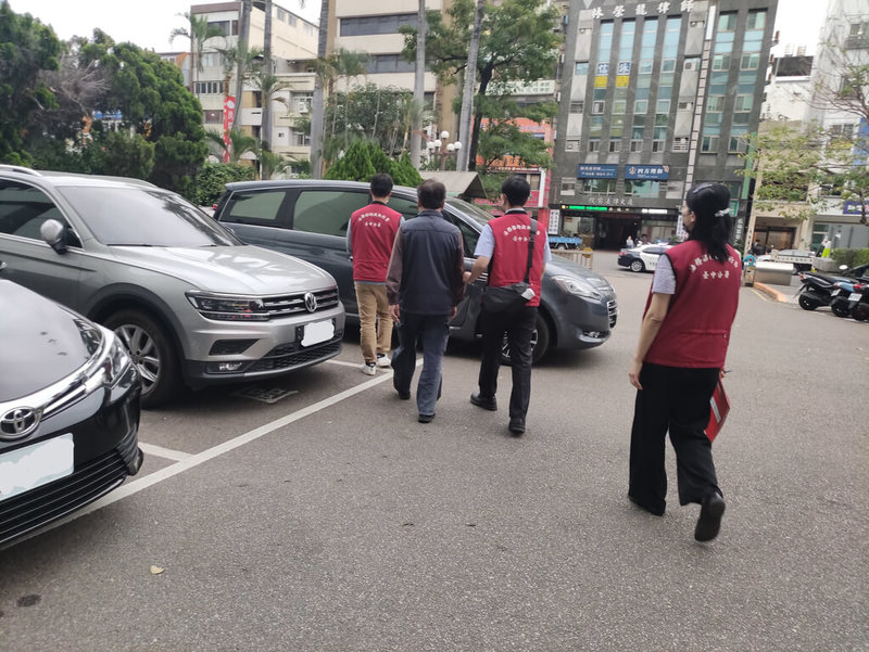 台中市詹姓男子（黑衣者）販售保健食品卻違規標示醫療效能，累計被開罰逾新台幣3655萬元未繳，行政執行署台中分署26日將人拘提到案，詹男仍拒不提出清償計畫，遭法院裁定管收，解送台中看守所附設管收所。（行政執行署台中分署提供）中央社記者蘇木春傳真　115年3月27日