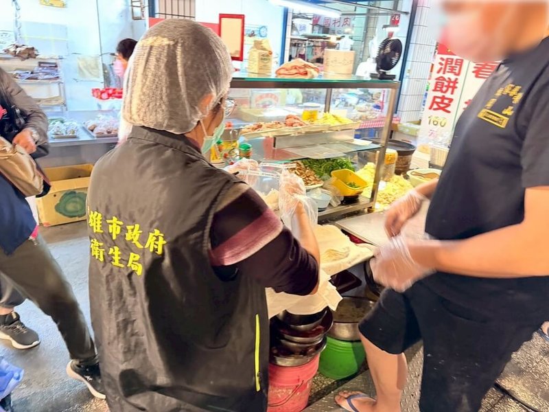 清明節將至，高雄市衛生局近期在多處市場攤商抽驗春捲、潤餅皮，檢驗防腐劑、甲醛，花生粉則檢驗黃麴毒素，豆干及豆腐檢驗防腐劑，同時檢視食材新鮮、溫層控制與人員作業衛生等。（高雄市衛生局提供）中央社記者林巧璉傳真　115年3月27日