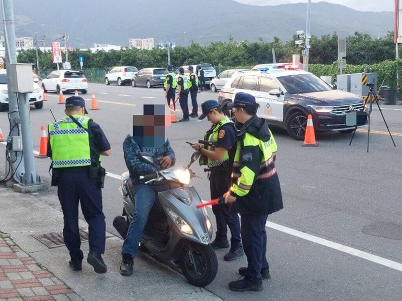 道路交通管理處罰條例1月31日起加重罰無照駕駛後，台東縣警察局統計每天仍有4、5案，29日到31日將不定時、不定點加強取締無照駕駛、酒後駕車、未繫安全帶及未戴安全帽等，確保道路安全。（台東縣警察局提供）中央社記者盧太城傳真 115年3月27日