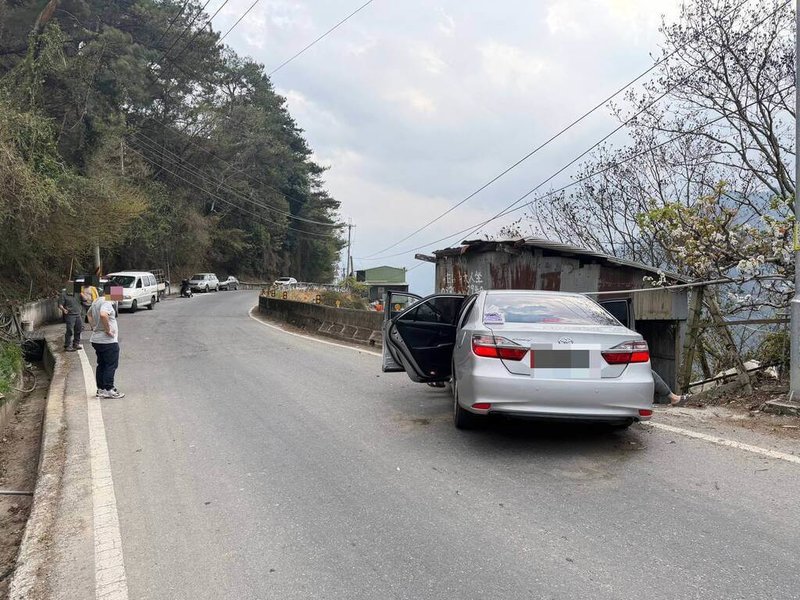 台中市和平區26日下午發生車輛不明原因自撞護欄事件，造成車上3人受傷，後座1名女乘客經送往梨山衛生所急救後，仍傷重不治，肇事原因待調查釐清。（民眾提供）中央社記者郝雪卿傳真　115年3月27日