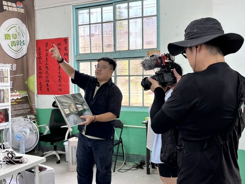 「作穡人」團隊實踐鹿草地方創生獲環境部新台幣130萬元補助，創辦人暨執行長吳翊豪（左），介紹如何將荒廢鹿草聖家園區轉型為常設性「木作循環行動場域」。（中正大學提供）中央社記者蔡智明傳真　115年3月27日