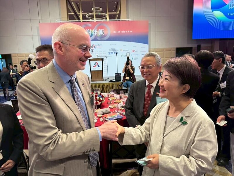 台灣美國商會26日在台北市辦年度「謝年飯」晚宴，台中市長盧秀燕（右）受邀出席，與美國在台協會（AIT）台北辦事處長谷立言（Raymond F. Greene）互動。（台中市政府提供）中央社記者郝雪卿傳真  115年3月27日
