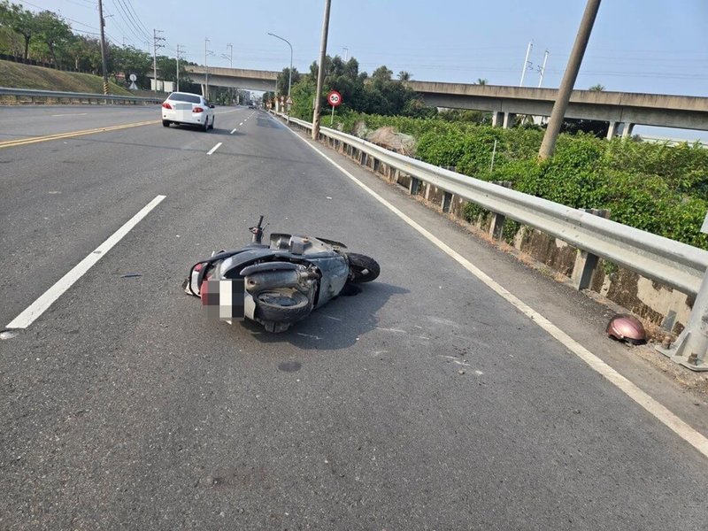 黃姓男子27日上午騎車行經高雄市岡山區嘉峰路段時，突然有一隻黃狗衝出，造成黃男煞車不及撞上，再失控撞擊路旁電線桿，所幸無生命危險。（高雄岡山警分局提供）中央社記者洪學廣傳真　115年3月27日