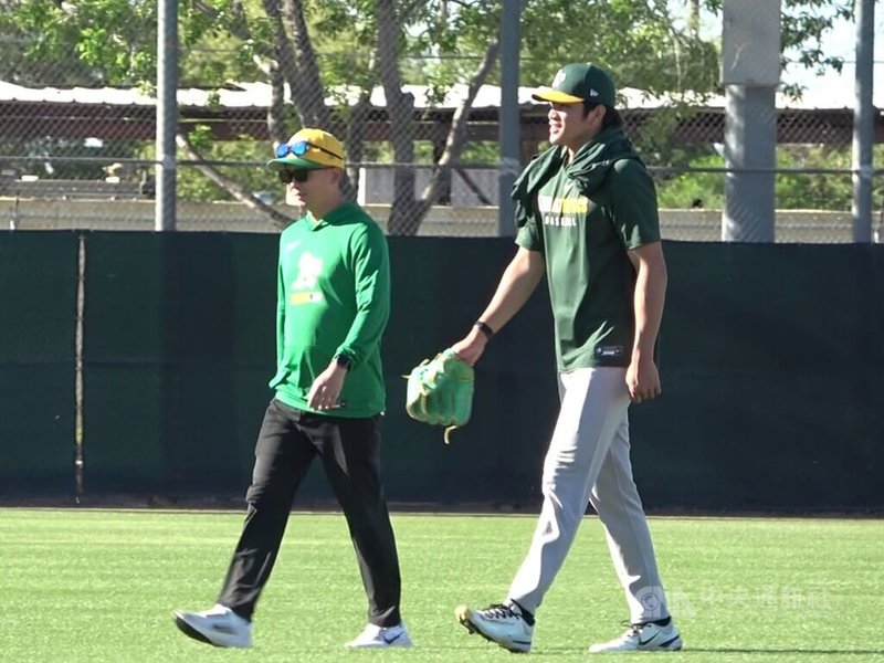 美國職棒運動家隊小聯盟投手林維恩(右)與翻譯宋懿(左)在春訓營備戰球季。中央社記者林宏翰亞利桑那攝115年3月27日