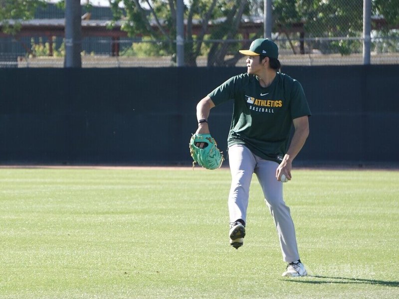 美國職棒運動家隊小聯盟投手林維恩(圖)在春訓營與隊友傳接球熱身。中央社記者林宏翰亞利桑那攝115年3月27日