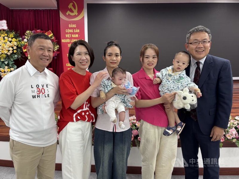 駐越南代表劉世忠(右1)、羅慧夫顱顏基金會義診團團長羅綸洲醫師(左1)與病患、家屬合照。阮氏翠(右2)告訴記者,羅綸洲醫師是孩子的「第二位媽媽」。中央社記者曾婷瑄河內攝115年3月27日