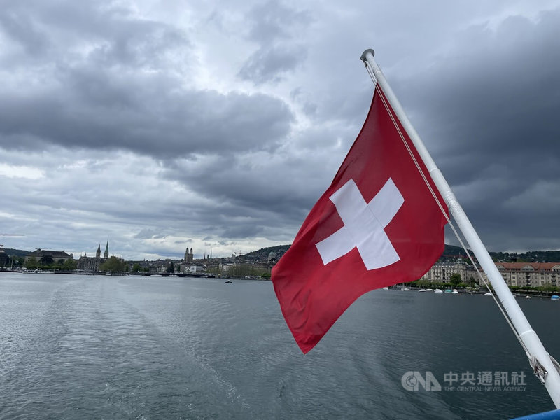 瑞士最大能源電力集團Axpo發表最新研究指出，瑞士冬季用電吃緊，新建核電廠值得考慮，引發瑞士各方討論。圖為瑞士國旗。中央社記者郭芳君蘇黎世攝　115年3月27日