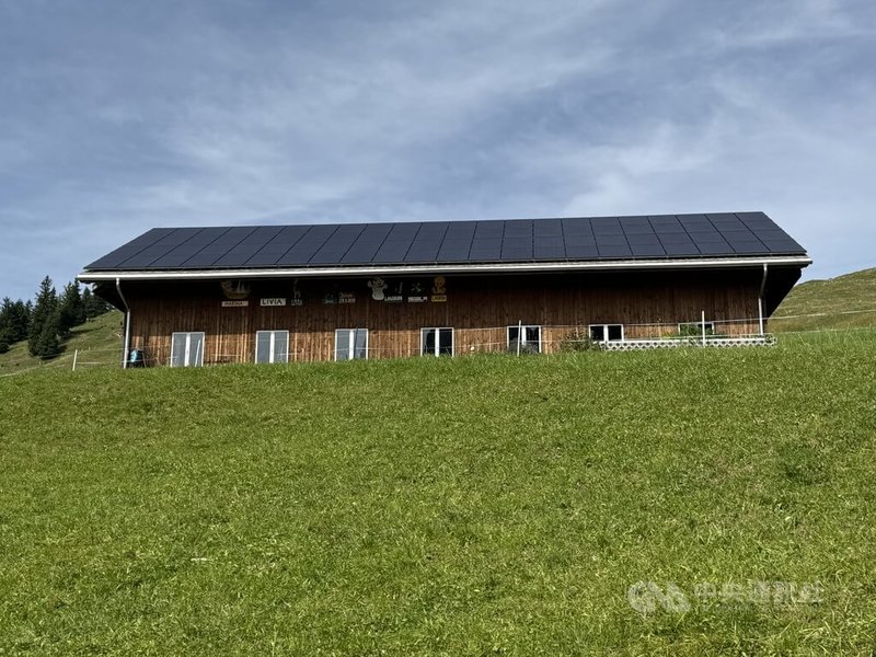 屋頂太陽能板是瑞士政府補貼項目，近年許多大樓與私人建物屋頂都很常見。然而瑞士夏季與有日照的時間短，耗電量大的漫長冬季發電效能低，目前總產能仍不足。中央社記者郭芳君蘇黎世攝　115年3月27日