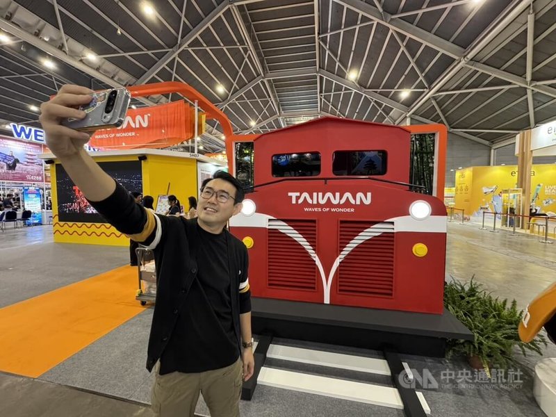 新加坡消費旅遊展「NATAS春季旅展」27日登場，觀光署推台灣館打造火車意象，吸引民眾拍照。中央社記者吳昇鴻新加坡攝　115年3月27日
