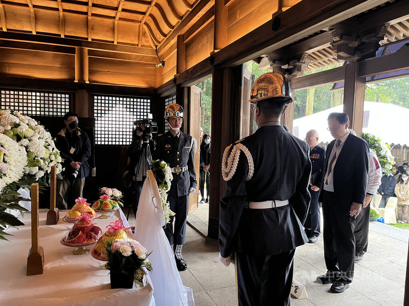桃園市政府27日在忠烈祠舉行「桃園市115年春祭致祭革命先烈暨林鴻森、余家昶烈士入祀典禮」,由桃園市長張善政擔任主祭官,典禮依序舉行奏樂、獻花、讀祭文及鞠躬禮等儀式。中央社記者葉臻攝 115年3月27日