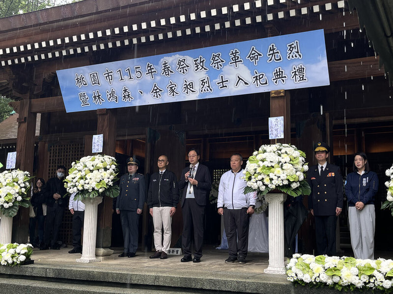 台北市114年發生張文隨機傷人事件,57歲余家昶因挺身制止身亡;花蓮馬太鞍溪堰塞湖溢流釀災,48歲「挖土機超人」林鴻森因救災受傷感染死亡。兩人27日入祀桃園忠烈祠,桃園市長張善政(前左3)致詞時感念兩人勇氣和風範。中央社記者葉臻攝 115年3月27日