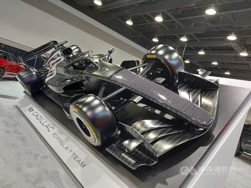 凱迪拉克的首輛F1賽車採用不對稱的黑白雙色塗裝，車身的漸層線條源自凱迪拉克經典的Logo弧形。中央社記者程愛芬溫哥華攝　115年3月27日