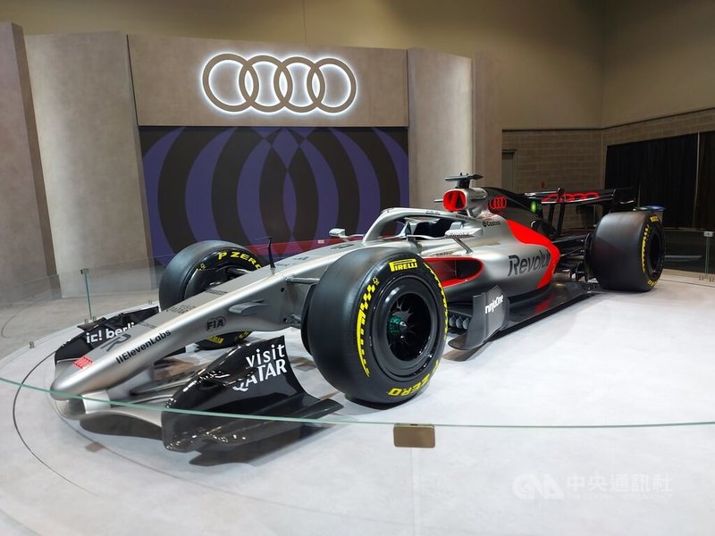奧迪的最新F1賽車款，以鈦金屬、碳黑為主，點綴上醒目的「奧迪紅」。中央社記者程愛芬溫哥華攝　115年3月27日