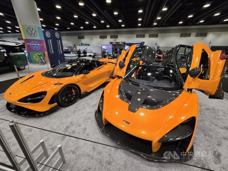 30多家廠商逾200輛汽車在溫哥華國際車展爭奇鬥艷，其中豪華跑車總讓人目不轉睛。中央社記者程愛芬溫哥華攝　115年3月27日