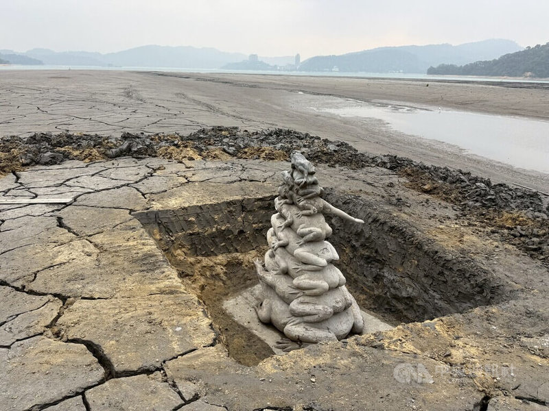 日月潭27日蓄水率約6成、相較滿水位降逾6公尺,位於大竹湖及伊達邵間的水蛙頭步道潭邊露出大面積淤泥,台電公司挖除「九蛙疊像」旁乾泥,以方便遊客欣賞。中央社記者蕭博陽南投縣攝 115年3月27日
