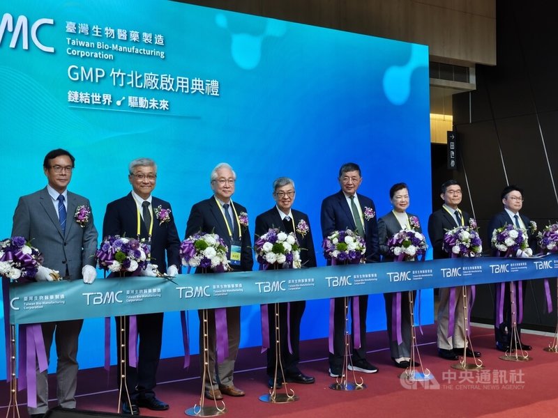 台灣生物醫藥製造公司（TBMC）27日舉辦GMP竹北廠啟用典禮，前副總統陳建仁（左4）、TBMC董事長楊育民（右4）、TBMC執行長張幼翔（左2）等人出席。中央社記者何秀玲攝　115年3月27日