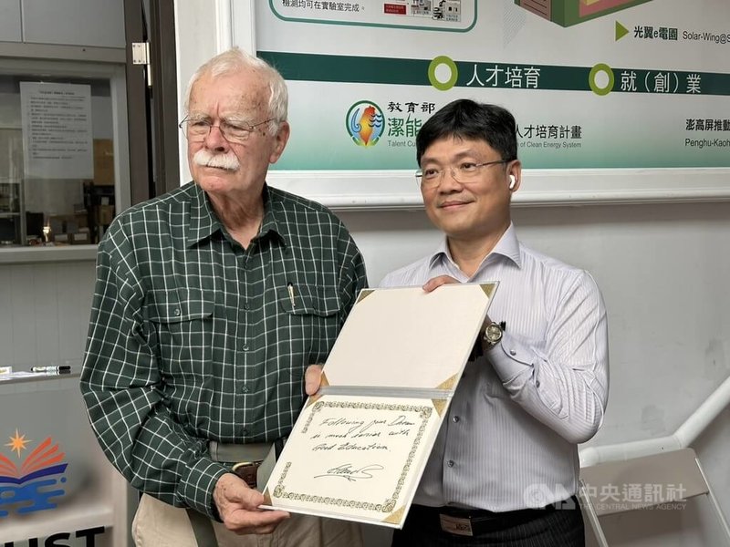 高雄科技大學27日舉辦記者會，分享太陽能教育與綠能科技成果，高科大模具工程系教授艾和昌（右）與世界太陽能車賽創始人索歐爾斯特普（Hans Tholstrup）（左）合影。中央社記者林巧璉攝　115年3月27日