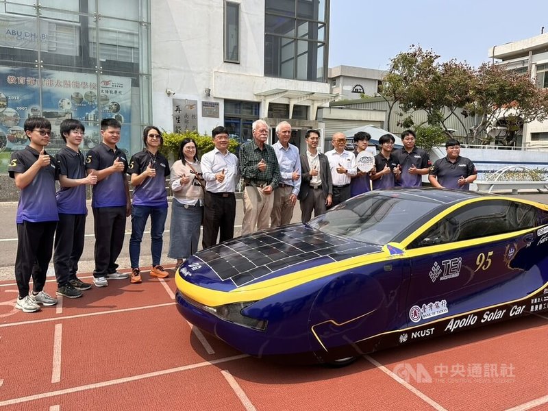 高雄科技大學27日公開分享太陽能教育與綠能科技成果，世界太陽能車賽創始人索歐爾斯特普（Hans Tholstrup）（左7）也應邀到訪，並與高科大太陽能車團隊合影。中央社記者林巧璉攝　115年3月27日