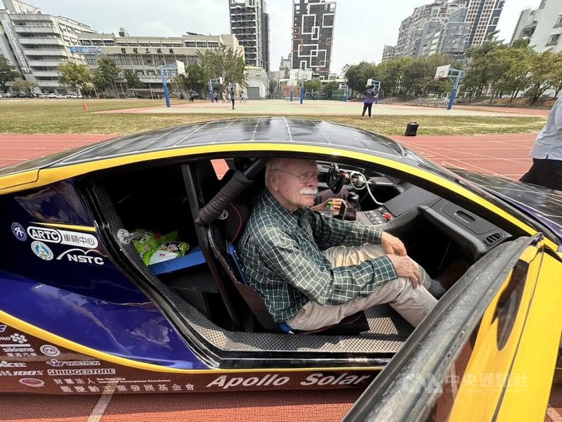 世界太陽能車賽創始人索歐爾斯特普（Hans Tholstrup）（圖）27日造訪高雄科技大學，在校內操場體驗乘坐新一代太陽能車款阿波羅9號（Apollo IX）。中央社記者林巧璉攝　115年3月27日