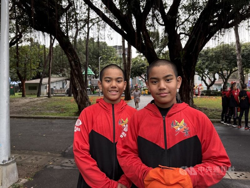 115年謝國城盃全國少棒錦標賽4強戰，台東紅葉國小單場3轟，雙胞胎兄弟胡品浩（左）、胡品瀚（右）首度同場開轟，助隊以13比3拿勝、晉級冠軍戰。中央社記者謝靜雯攝　115年3月27日