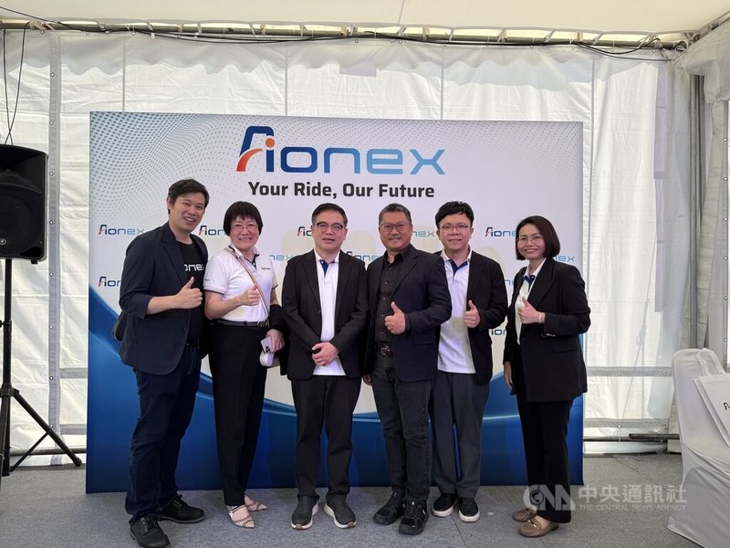Aionex主要聚焦「企業對企業」(B2B)模式,其電動機車獲泰國當地摩托車評比首獎的肯定;27日發表的新款機車可支援換電與家用充電雙系統。圖為Aionex執行長丁學文(左3)和Aionex執行董事吳學蘭(左2)出席新車發表會。中央社記者李宗憲曼谷攝 115年3月27日