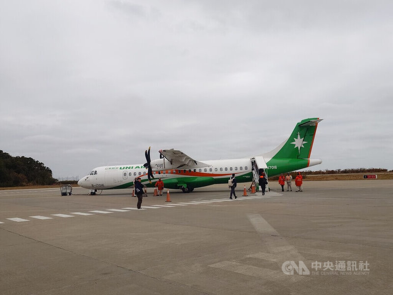 連江縣政府27日公布115年縣民保留機位措施，將自4月1日起實施，仍維持電話訂位。圖為民眾於南竿機場搭機。中央社記者潘欣彤攝　115年3月27日