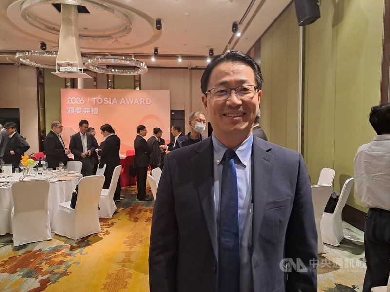 台灣光電暨化合物半導體產業協會（TOSIA）理事長、錼創科技董事長李允立27日在2026 TOSIA AWARD頒獎典禮受訪表示，微型發光二極體（Micro LED）應用於光互連的網通產業，最快2、3年就可能實現。中央社記者潘智義攝　115年3月27日
