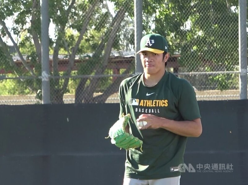 美國職棒運動家隊小聯盟投手林維恩（圖）在春訓營傳接球。中央社記者林宏翰亞利桑那攝115年3月27日