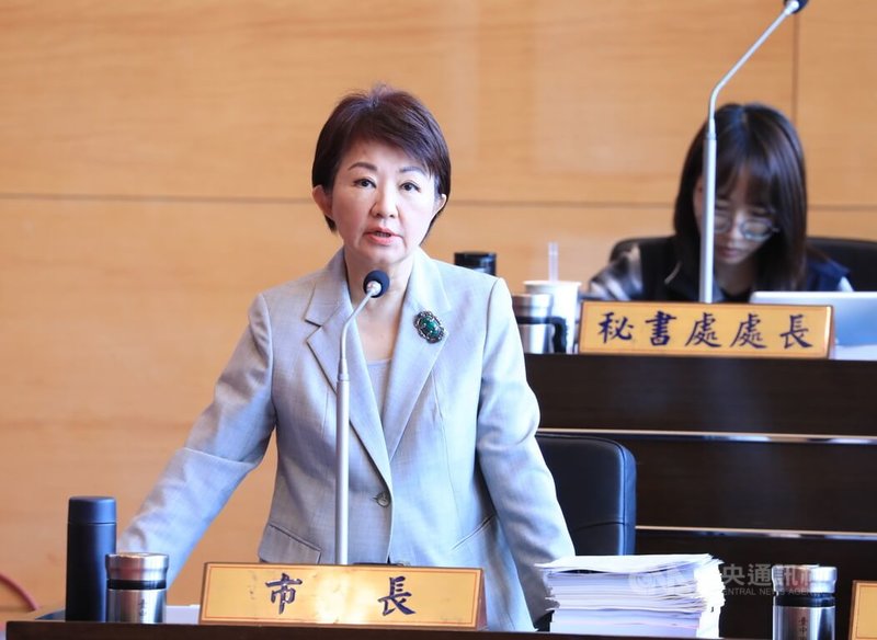 台中市長盧秀燕（圖）宣布將蓋超巨蛋引發議員關注，她27日在議會備詢時表示，現在大家的質疑與當年質疑台北大巨蛋的問題一模一樣，但現在的台北市反而覺得為什麼要拖延，所以重大建設不要拖延，這是中部地區民眾的希望。中央社記者郝雪卿攝　115年3月27日