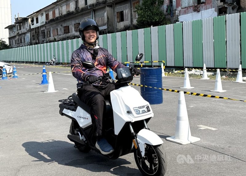 台泰合資的企業Aionex在泰國推出新款電動機車，以更親民的價格，盼吸引更多買家。圖為27日舉行媒體試駕活動。中央社記者李宗憲曼谷攝　115年3月27日