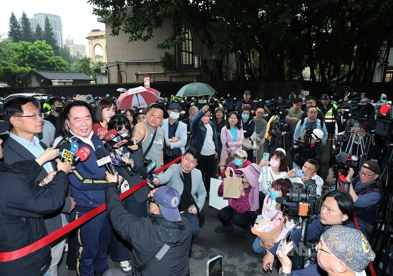 前中影公司董事長蔡正元（左2）涉嫌掏空阿波羅公司案，台灣高等法院依業務侵占罪判刑3年6月定讞；27日發監執行。前民眾黨立委張啓楷（左）也赴北檢聲援。中央社記者郭日曉攝　115年3月27日